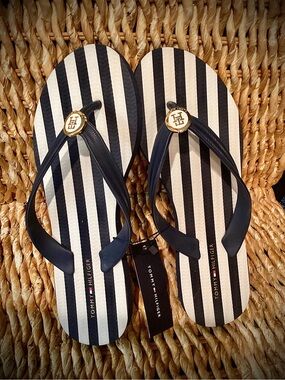 NWT Tommy Hilfiger Flats. Sz 39